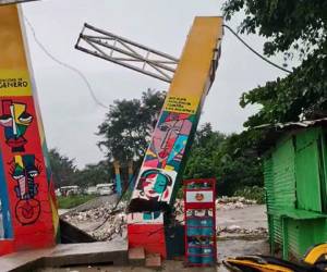 Los pobladores de esta zona de San Pedro Sula están incomunicadas debido a que el puente de acceso cedió por las lluvias.