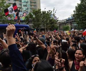 La gente protesta en Santiago pese a la ordenanza de un toque de queda por séptimo día consecutivo. Foto: AFP.