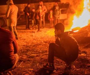 La gente pasa la noche en un parque junto a un enorme incendio tras el terremoto de Elazig, en el este de Turquía. Foto AFP