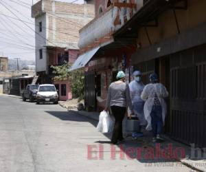 Los equipos de reacción y respuesta visitaron la colonia La Rosa para darle seguimiento al estado de salud de las personas infectadas con el nuevo coronavirus.