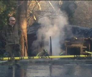 Cuando llegaron los socorristas la mañana del lunes a la vivienda en el noroeste de Atlanta, Georgia, la casa estaba totalmente envuelta en llamas (FOTO:@11AliveNews)