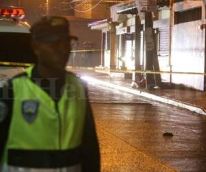 La mujer quedó a orillas de una calle secundaria en la colonia San Miguel de esta ciudad capital. Foto: David Romero / El Heraldo.