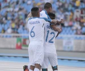 Brayan Acosta celebra con sus compañeros el primer gol de la Bicolor (Juan Salgado)