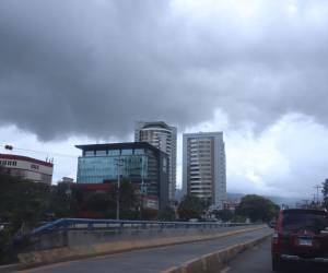 Cenaos se mantiene en constante análisis y vigilancia de este fenómeno. Así lució este domingo el cielo sobre Tegucigalpa con amenazas de lluvia.