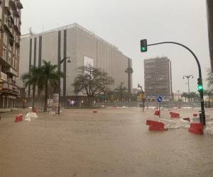 Las fuertes trombas de agua y granizo que se registran este miércoles en Málaga han causado inundaciones y la acumulación de grandes balsas en algunas de las principales avenidas de todos los distritos de la ciudad.