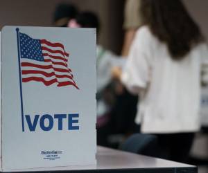 Este martes 5 de noviembre, los ciudadanos de Estados Unidos acuden a las urnas no solo para elegir al próximo presidente y vicepresidente, sino también para votar sobre una amplia variedad de cargos y propuestas locales y estatales.