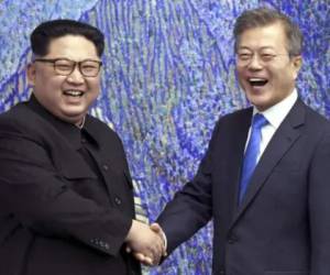 Kim Jong Un estrecha la mano a su homólogo surcoreano Moon Jae-in. Foto: AP