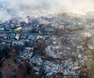 Las autoridades confirmaron del fallecimiento de dos personas, una mujer de 85 años y un hombre de 62, durante el incendio.