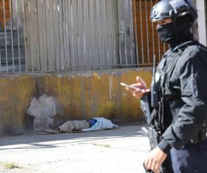 El cadáver del hombre quedó tirado en la calle sobre unos cartones que le servían para dormir.