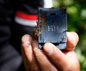 Esta fotografía tomada por el fotorreportero de EL HERALDO muestra el trozo de cartera que estaba cubierto de lodo y ojos secas.