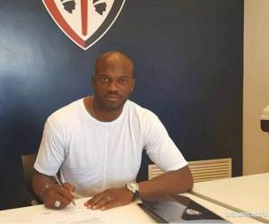 David Suazo al momento de firmar.