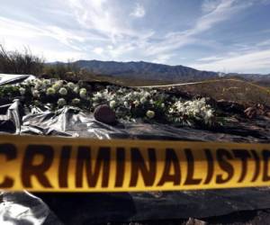 En esta imagen se ven flores que pusieron familiares en el lugar en el que fue emboscado uno de los vehículos de un miembro de la familia LeBarón el año pasado cerca de Bavispe, en el estado de Sonora, México. Foto: AP.