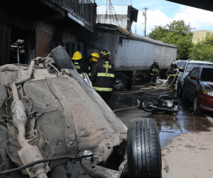 Una escena de desastre provocó el choque de una rastra contra una panadería en la colonia El Carrizal de la capital de Honduras. Las imágenes captadas por el fotorreportero de El Heraldo muestran escombros de al menos siete vehículos que quedaron destruidos, el voraz incendio en la panadería y los cadáveres de dos víctimas.