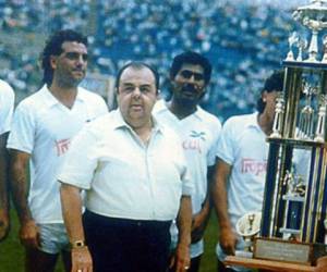 Rafael Ferrari y jugadores de Olimpia posando con el trofeo de campeón de Concacaf que el León ganó en 1988 (FOTO: INTERNET).