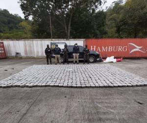 Los técnicos de la ATIC realizaron el hallazgo de 20 sacos de supuesta marihuana, envueltos en bolsas de color negro con cinta adhesiva.