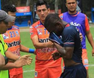 Tyson Núñez consolado por los jugadores de Suchitepéquez tras el descenso. Foto: La Prensa Libre.