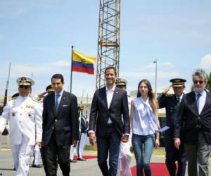 Juan Guaidó y su esposa Fabiana Rosales recibiendo una despedida presidencial antes de salir del aeropuerto de Salinas, Ecuador. Foto AFP