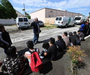 Los indocumentados, muchos de ellos niños, llegan hasta la terminal en furgonetas en donde son acogidos por defensores de migrantes mientras logran contactarse con algún familiar. Foto: AFP.