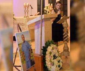 Claudia Otero, amiga del cirujano colombiano Edwin Arrieta Arteaga, asesinado por el español Daniel Sancho la semana pasada en Tailandia, asiste a una ceremonia en una iglesia del municipio de Montería, departamento de Córdoba, Colombia.