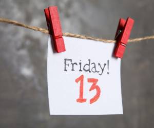 El “viernes 13” está estrechamente ligada a la mala suerte, pues muchos acontecimientos que han ocurrido en el mundo han sido en esta fecha. Ante esta situación, miles de personas han creado supersticiones y tradiciones que prefieren hacer para evitar los malos augurios de la fecha.