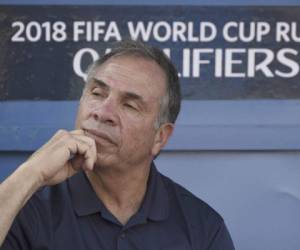 USA's coach Bruce Arena looks on before the start of the 2018 World Cup football qualifier match against Honduras in San Pedro Sula, Honduras, on September 5, 2017. / AFP PHOTO / Johan ORDONEZ