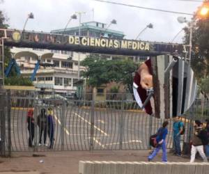 La Facultad de Medicina de la UNAH fue tomada por encapuchados desde tempranas horas.