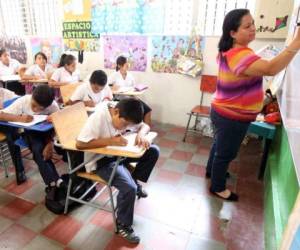 Los docentes celebran hoy su día, enfrentando batallas como la falta de plazas, carencia de material didáctico y bajos salarios.