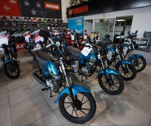 Muchas familias optan por desplazarse en motocicleta ante la situación económica que enfrenta el país. Los comercios ofrecen promociones, créditos al igual que otras facilidades para la compra de este tipo de vehículos.