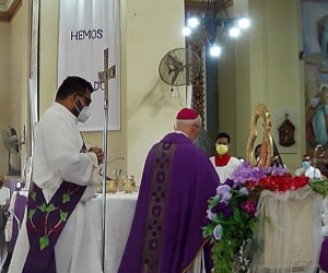 Los restos del padre Enrique Vázquez Cálix durante la misa en la Catedral San Pedro Apóstol.