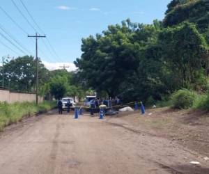 La Policía Nacional acordonó el área donde fue dejado el cuerpo dentro de bolsas.