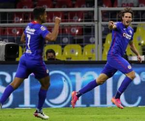 Santiago Giménez (derecha), del Cruz Azul, festeja luego de anotar ante Pachuca en la vuelta de las semifinales de la Liga MX. Foto: AP