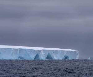 El A23a es el iceberg más grande y más antiguo del mundo que llevaba varado desde hacía más de tres décadas, se ha roto y se encuentra ahora flotando a la deriva por el océano Antártico, según ha revelado la organización British Antarctic Survey (BAS).