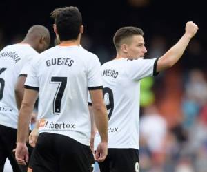 El delantero francés de Valencia Kevin Gameiro celebra tras marcar un gol durante el duelo de La Liga Española. Foto: AFP.