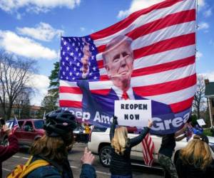 En respuesta a las peticiones de los gobernadores para que Washington los ayude a incrementar el volumen de pruebas de detección del virus, Trump les dijo: “¡Los estados tienen que aumentar sus pruebas!”. AP.