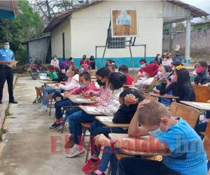 Agentes del programa GREAT durante una capacitación en el centro escolar Rafael Martínez Sierra, Ojojona.