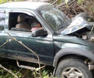 El vehículo quedó en medio de la maleza al fondo del abismo cerca de la carretera que conduce de Salamá a el Rosario. Foto Cortesía