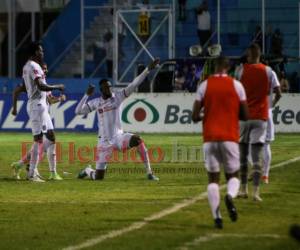 Yustin Arboleda celebra el primer gol con Olimpia ante Motagua en el Estadio Nacional.