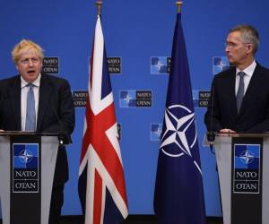 El secretario general de la OTAN, Jens Stoltenberg, dio un fuerte mensaje en compañía del primer ministro británico Boris Johnson.