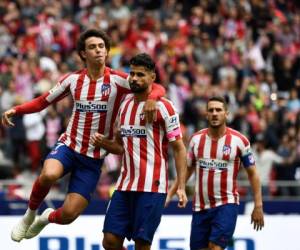 El delantero español Diego Costa celebra con el delantero portugués João Félix y el centrocampista español Koke después de anotar durante el partido de fútbol de la liga española Club Atlético de Madrid contra el Valencia. (AFP)