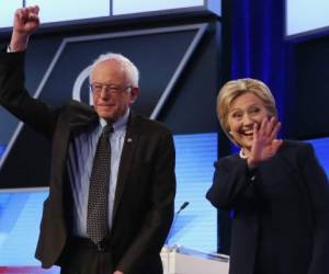 Sanders y Clinto durante el debate de anoche.