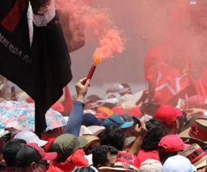 Vestidos de rojo, con banderas de Libre, bengalas, cientos de simpatizantes del partido Libertad y Refundación (Libre) se movilizaron hacia Casa Presidencial para escuchar un discurso de la presidenta Xiomara Castro.