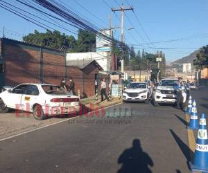 La unidad de taxi quedó prácticamente destruida tras el brutal impacto.