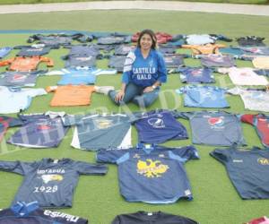 Elieth Silva, una apasionada por Motagua, muestra con orgullo su impresionante colección de camisetas del Azul (Foto: Efraín Salgado/EL HERALDO)