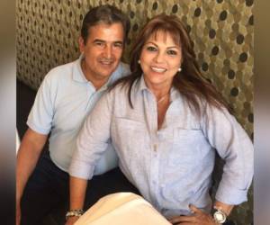 Jorge Luis Pinto junto a su esposa Claudia Uribe (Foto: Redes)