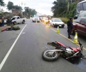 El conductor de la motocicleta falleció al instante, mientras que las dos personas que se conducían en el vehículo resultaron con heridas de gravedad. (Foto: Estalyn Irias).