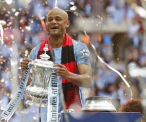 Vincent Kompany, capitán del Manchester City, carga el trofeo de la Copa FA tras golear 6-0 a Watford en la final, en el Estadio Wembley de Londres.(Foto: AP)