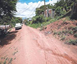 Además de la inseguridad, la falta de agua potable y el desorden vial que se forma cada fin de semana, los residentes de la aldea Suyapa deben lidiar con el pésimo estado de las calles.