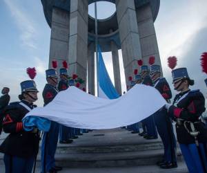 Los actos de juramentación a la Bandera Nacional se llevaron a cabo en el monumento a La Paz, ubicado en el Cerro Juana Laínez.