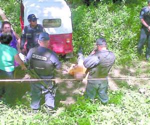 En la imagen el cuerpo inerte de Raúl Murillo, de 38 años, cuando era levantado por sus familiares.