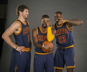 Los Cavs, los actuales campeones de la NBA que vencieron a los Warriors en mayo de este año.